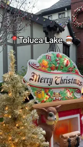 Toluca Lake has the besr Christmas decirations 🦭🎄🎄💪🏽
