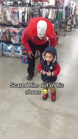 How to develop a fear of clowns 😭 (via @Ralph Childs) #scared #scary #clown #funny 