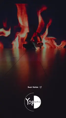 Accogli il Natale con la serenità dello yoga! 🎄✨ Trova un momento di pace nella tua giornata con una sequenza yoga ispirata al periodo festivo. Posllespandi il cuore come un fiocco di neve e lascia andare lo stress come se fosse una palla di neve. Senti la magia del momento presente.  Namasté e  Buon Natale da tutto lo Staff YogAmo ❤️ #amoyogamo #yogamonoviligure #yoganoviligure #yoga #yogaispiration #christmasyoga #respiration #fuoco #camino #natale #christmas #yogapractice #yogameditation #yogamedicine #meditation 