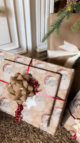 Tomorrow is Christmas! It’s practically here!! 🎅🏻 #christmaseve #christmaspresents #tistheseason #christmastree #jesusisthereason 