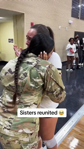 The most wholesome homecomings 🥹 Family reunited ❤️ #BestFriends #militaryhomecoming #homecomingsurprise #wholesome #family #emotional #deployment #emotionalmoments #fyp #viralvideo 