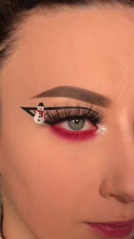 my christmas looks of 2023😋🎅🏻🎄 #makeup #makeupartist #Eyeliner #eyelinertutorial #funmakeup #graphicliner #christmasmakeup #christmasmakeuplook #christmas #christmaseyeliner #christmas2023 