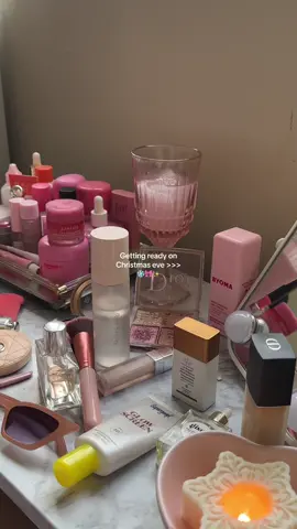 Happy Christmas Eve amigas!! 🫶🏻 #christmaseve #grwm #happychristmaseve #christmasgrwm #girlythings #pinterest #makeup #skincare #aesthetic #aestheticgrwm #vanillagirl #cleangirl #preppygirl #itgirl 