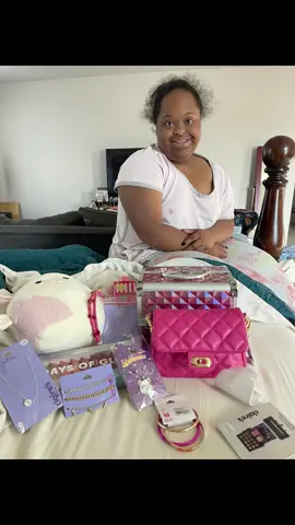 Surprises are always nice 🤗Thank you for the 🎁 #ninasimoneray 💓 #t21💛💙 #fyp #explorepage 