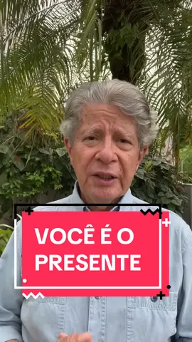 VOCÊ É O PRESENTE   Tendo Jesus nascido em Belém da Judeia, magos vieram do oriente perguntando: “Onde está aquele que é nascido rei dos Judeus?  Porque vimos a sua estrela no oriente e viemos para adorá-Lo”. 1 Acharam Jesus com Maria sua mãe e se prostraram e o adoraram, abrindo seus tesouros, deram-lhe presentes: ouro, incenso e mirra. Nos falta imaginação para mentalizarmos o cenário desse evento universal. Muito antes de Jesus, um dia o Salmista agradecido ao Senhor por tantos benefícios recebidos, abriu sua alma e declarou: “Que darei eu ao Senhor, por todos os benefícios que me tem feito?”2 Na verdade milhões de pessoas agradecidas neste fim de ano, estão fazendo a mesma declaração. O grande rei Salomão, o homem mais sábio que já existiu, nos revela o grande desejo do Senhor, quando por seu intermédio, escreveu: “Dá-me, filho meu, o teu coração, e os teus olhos observem os meus caminhos.”3 Eu já tomei essa decisão há muitos anos passados, e você? Se você ainda não fez isso, escute: Ele está a porta do seu coração batendo. É só abrir e deixá-lo entrar. Você é o presente. Feliz Natal e Prospero Ano Novo.   _________________________________ Bíblia Sagrada 1 Mateus 2:2 2 Salmos 116:12 3 Provérbios 23:26 #presente #jesus #deus 