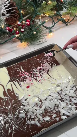 Christmas bark🎄🍫✨so easy and making it for new years again 🥹✨🎄🍫#christmasbark #christmascrack #chocolatebark #DIY #christmaschocolate #holiday #asmr #satisfaying #chocolaterecipe 