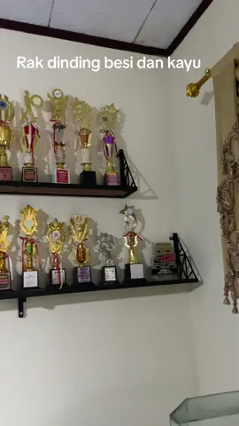 Rak dinding besi dan kayu untuk wadah piala /piagam lebih manis dan elegan mempercantik ruangan dengan rak dinding besi dan kayu #rakdindingbesidankayu #rakdinding #furniturebesikayu