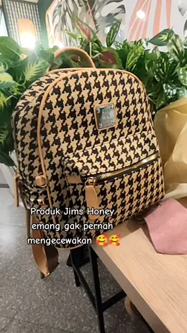 Holiday juga butuh yang baru² biar look style nya gak gitu² aja..😁 #backpack #backpackwanita #tasgendong #Tas #jimshoney 