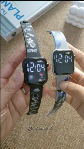 Jam tangan anak sebagus ini cuma 30ribuan ajaa, Motifnya banyak, ada untuk anak laki-laki dan perempuan !! Yuk buruan di CO, stoknya cepet menipis! klik di keranjang kuning ya 🛒 #jamanakdigital  #jamanak #jamanakkekinian  #jamledanak 