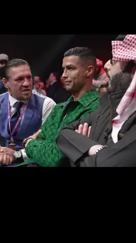 Cristiano Ronaldo Parece Molesto Sentado Junto A Conor McGregor...