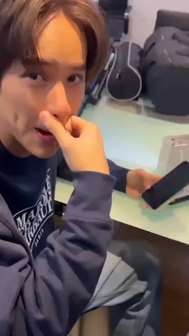 nanon lagi nggari lagu exo first snow tapi yang dia inget lirik nya 