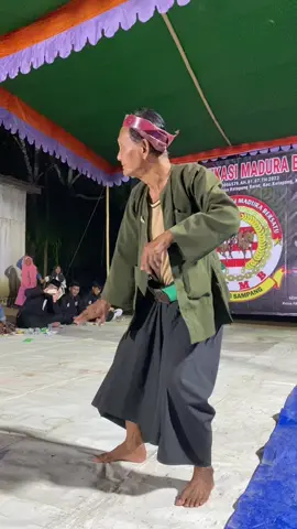 Pendekar sepuh robetal  Beliau sudah umur 100 thn lebih  Tapi masih  semnagat  Dalam membimbing pemuda untuk melestarikan seni budaya madura pencak silat  #fyppppppppppppppppppppppp  Salam sittong dere tretan 🙏🏻😊 