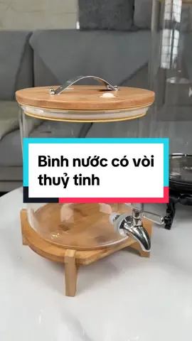 Bình đựng nước có vòi nắp gỗ. Thuỷ tinh dày. Kèm chân đế gỗ. Để nước lọc, trà, nước trái cây,… #binhnuoccovoi #binhdungnuoccovoi #giadung #nobimart #dcgr 