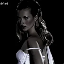 MERRY CHRISTMAS 🎄🎁💝 . Our favorite C0CkëD up queen 😍💪🏾🤞 #KateMoss #90smodels