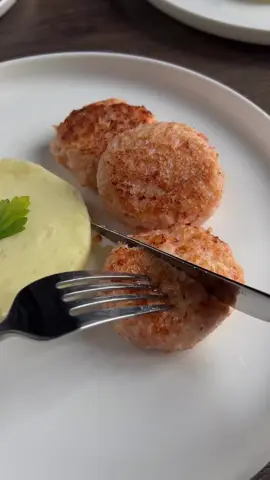 #котлетки  Крабовые котлеты, невероятно вкусные и нежные! Без муки, яиц и заморочек лОсось креветки крабовые палочки • сливочное масло 80 гр • сливки пол стакана *крабовые палочки, лосось и креветки берите в одинаковом количестве (2 Решетку для мясорубки берём самую маленькую. В мясорубке измельчаем лосось, креветки, крабовые палочки, сливочное масло. В фарш добавляем соль, перец, сливки, перемешиваем и формируем котлетки. Здесь не нужны яйца, мука и любая другая панировка. Котлетки получаются очень нежными и невероятно вкусными❤️ 
