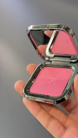Румяна Kiko Milano в оттенке 09 имеют насыщенный нежно розовый оттенок, который придает коже свежий вид. Упаковка продукта сочетает в себе современный стиль и элегантные линии, делая его неотразимым дополнением к вашему образу. #kikomilano #kiko #kikoblush #blush #nobbyskin #fyp› #pe #fyp #makeupbag #cosmetics #makeupaesthetic #kazakhstan #atyrau 
