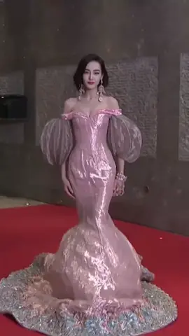 女星礼服不合适多尴尬？周冬雨像偷穿大人衣服，热巴要两人帮提裙