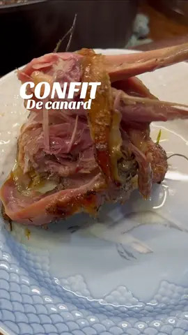 Confiterede andelår i airfryer vs. gryde 🦆🧈👨🏻‍🍳 I min verden er det bedste, man kan få fra en and, dens lår, som er fyldt med kød, collagen og smag. Derfor har jeg lavet en video, hvor jeg viser, hvordan du confiterer andelår hjemme i dit eget køkken. Confitering er den tilberedningsmetode, hvor man tilbereder collagenholdigt kød i fedt ved svag varme over lang tid. I den lange YouTube-video har jeg forklaret alt det, som du skal vide for at kunne confitere det lækreste andelår hjemme i dit eget køkken, uanset om du bruger airfryer eller en gryde. Du får det perfekte resultat med vejledning og den viden, du får af mig i videoen. Se videoen her: https://youtu.be/jaHDpME3_IM Det skal du bruge: - 4 andelår - 6 tsk salt - 6-12 fed knust hvidløg - 1 kilo andefedt (eller nok til at dække andelårene) - Friske krydderurter efter eget humør - 4 tsk friskkværnet sort peber Sådan gør du:  1. Optø dine andelår i køleskabet og pak dem ud. 2. Kom dem i en stor gryde eller skål og massér dem sammen med de friske krydderurter, sort peber og knust hvidløg. 3. Lad andelårene trække salten igennem i minimum 12 timer på køl. 4. Tag andelårene og kom dem i en gryde eller en kogekurv i en airfryer sammen med hvidløgene og de friske krydderurter. 5. Kom andefedt eller andet fedtstof i beholderen eller gryden og tilbered den ved mellem 110 - 120 grader i 3 timer. 6. Når tiden er gået, lader du dine andelår blive i fedtet, indtil det er nedkølet til stuetemperatur. 7. Tag andelårene op af fedtstoffet og kom dem på køl. 8. De confiterede andelår kan holde sig på køl i op til 2 uger med den rigtige håndtering og køkkenhygiejne. 9. Når du skal nyde dem, kan du enten stege dem i en ovn, pande eller i en airfryer, indtil de er gyldne. Velbekomme!