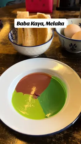 [Melaka] • We decided to have a morning stroll along Melaka River and to have breakfast at Baba Kaya. We popped in and it was a warm friendly greeting.  Located along Jalan Bunga Raya, Melaka Tengah, it is a cute place that serves affordable Nyonya breakfast. The mesmerizing view of the river in front of the cafe is indeed very inviting.  #babakaya #melaka #cafehoppingmalaysia 