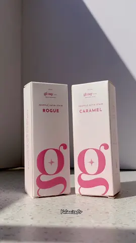 Siapa yang punya bibir gelap dan kadang susah cari lip stain yang bisa cover dark lips, kalian harus banget cobain Souffle Satin Stainnya @Glxssy Beaute  Teksturnya soft banget, ringan tapi gak bikin bibir kering karena ada kandungan Vitamin E & Squalane.  Untuk stainnya sendiri bisa dilihat kalau ini tuh stain banget  bisa awet seharian Mumpung payday mending gercep deh borong juga #SouffleSatinStain #SSS #0WorryIn6Hour