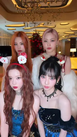 Happy holiday💝✨ #ITZY #있지 #YEJI #예지 #RYUJIN #류진 #aespa #에스파 #KARINA #카리나 #WINTER #윈터