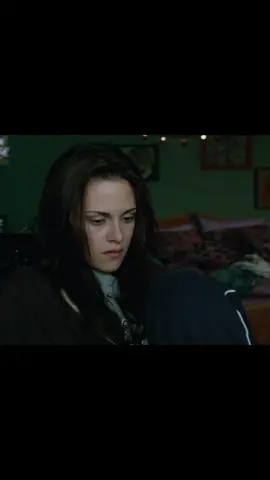 Twilight: New Moon by Bella Swan 💔 #twilight #twilightsaga #folks #possibility #newmoon#eclipse #lunanueva #crepusculo #bellaswan #edwardcullen #cullen #kristenstewart 