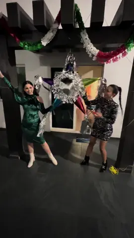 Ya subimos a youtube (Gaby y Gilda Dulcy fiesta)el video abriendo nuestros regalos de Navidad🎄💚Feliz Navidad los Dulcy amamos!!