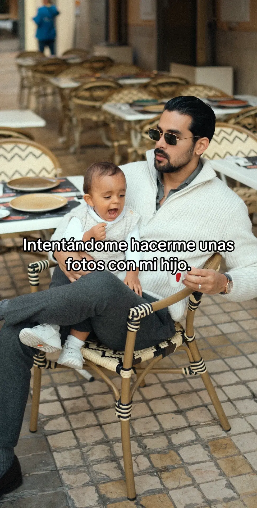 Que dificil es hacerme una foto con mi hijo. 😂 