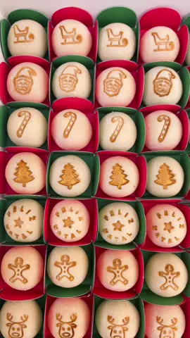 Encantada com essa encomenda!😍 Brigadeiros de Leite Ninho com carimbos de Natal.🤤 Para encomenda, o nosso instagram é @docesdammaria #natal #brigadeiros #ninho 