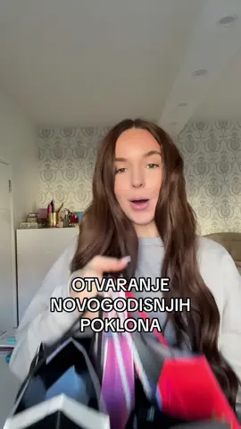 Otvaranjeeee poklonaaa 😍😍😍 #christmaspresents 