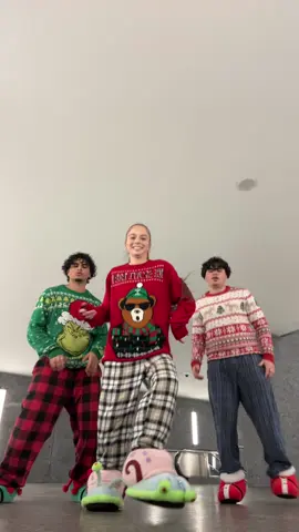 Runnin away 💨 W/ @𝗕𝗲𝗿𝗸𝗮𝘆 & @s a m r o  #viral #TikTokPromote #tiktok #CloseUpAuge #fy #dancetrend #foryou 