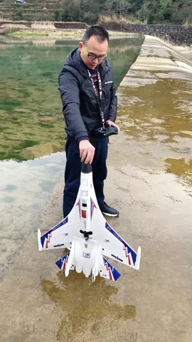proses penerbangan & pendaratan  pesawat jet tempur remote control oleh paman pemilik toko mainan ✈ #mainanviralditiktok #mainan  #mainanpesawatjettempur #jettempur #awantoys #mainananak #