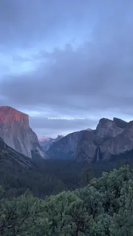 I literally have no words to describe how beautiful it really is 🤎 ⛰️ #yosemitenationalpark #yosemiteindecember #nationalparks #views #godscreation #yosemitevalley #yosemitemountains 