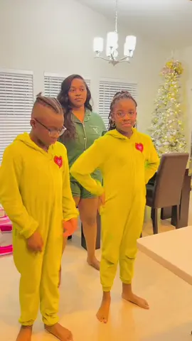 Merry christmas from gang gang #rumbehavior #christmas #jamaicatiktok #fyp #foryourpage 