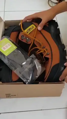 Sepatu safety boots argon chatterpilarr ujung besi  pria hiking tracking kerja proyek lapangan #sepatusafety #sepatuboots #sepatuujungbesi #sepatupria #sepatuhiking #rekomendasisepatu #sepatulapangan 