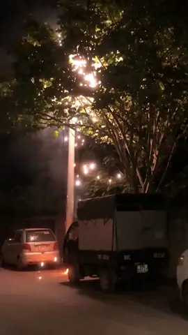 Chập điện trong đêm cột điện nổ như bắn pháo hoa