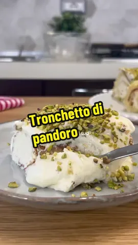 Per la farcitura 500 g mascarpone 2 uova (medie) 120 g zucchero 50 g acqua 1 cucchiaino essenza di vaniglia 1 arancia (succosa, succo e scorza) 1 limone (succoso, succo e scorza) Per il tronchetto Tutta la crema 1 arancia granella di pistacchio fettine di agrumi Portate delicatamente a 121°acqua e zucchero, se non ne avete un termometro , lo sciroppo sarà pronto quando in superficie si formeranno tantissime bollicine fitte e bianche.  Quando lo sciroppo avrà raggiunto i 121°C versatelo a filo sulle uova mentre le montate, continuando a montare fino al completo raffreddamento del composto. (In questo modo le uova crude si dovrebbero pastorizzare, ma non c’è alcuna garanzia di certezza. Per evitare le contaminazioni vi consiglio di usare uova freschissime, di rompere un uovo e farlo scivolare su una ciotola pulita, lavare le mani e ripetere con il secondo uovo, per poi lavare le mani ancora). Una volta ottenuto un composto freddo e spumoso unite metà del mascarpone e incorporatelo con la frusta, unite adesso l’altra metà e l’essenza di vaniglia.  Versate il succo d’arancia (60 ml) e montate, aggiungete quindi il succo di limone (30ml) e la sua scorza insieme a quella d’arancia. Incorporato il succo degli agrumi, dopo qualche minuto noterete che la crema, per reazione chimica tipica del mascarpone, diventerà più soda. Se così non avvenisse, aggiungete ancora un po’ di succo di limone (ma non esagerate). Affettate il pandoro, disponetelo sulla pellicola sovrapponendo i bordi e formando un rettangolo. Pressate con il mattarello e distribuitevi sopra 2/3 della crema. Arrotolate aiutandovi con la pellicola, formate un cilindro e riponete mezz’ora in frigo. Tagliate i bordi dal cilindro, dividete a metà e poi una metà ancora in due. Formate il ceppo con i rami, ricoprite con l’altra crema e la grenella di pistacchio e decorate con fette di agrumi. Il tronchetto è pronto, si conserva in frigo per 2 giorni coperto da pellicola. #ilcaldosaporedelsud 
