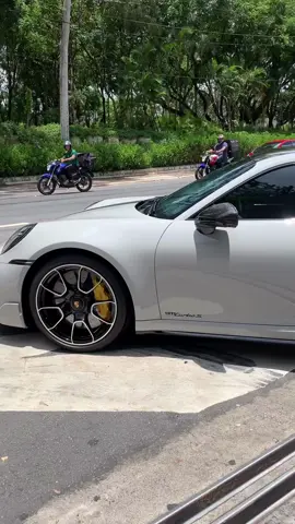Porsche 911 Turbo S (992) saindo do postinho 🔥 #porsche #911 #turbos #carspotting #sp #saopaulo #spotter #esportivos #explorarpage✨ 
