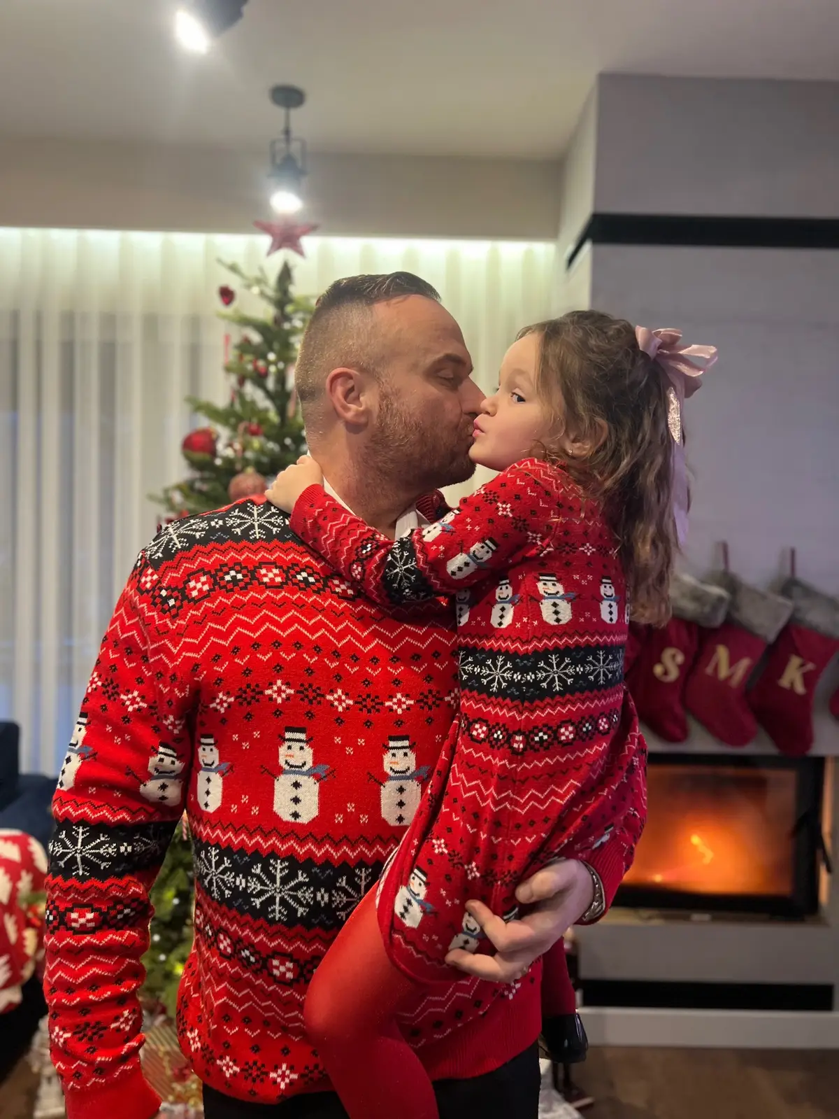 #błysk #tachwila #trend #trendingsong #czaslecizaszybko #zdjęcie #christmasfoto #tataicorka #dc #świątecznysweterek #córeczkatatusia 