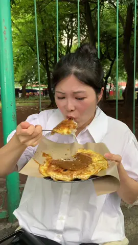 Yedeura~! Hari ini mau jajan di Taman Lansia, PIK Penggilingan! Di sini sejajar semua kaki lima🙈 ternyata banyak tempat kulineran dan juga banyak yg aku blm pernah makan! Aku jajan banyak di sini bareng Mas Bambang hahaha~ kalian sdh pernah ke sini jugaa? Next, jajan ke mana lagi ya? 🤔  #fyp #noonarosa #foryou #noonarosa #kuliner #orangkorea #makananviral #인도네시아음식 #kulinerjakarta #jajankakilima #kulinerviral #cemilanviral #jajanantiktok #martabakmadura 
