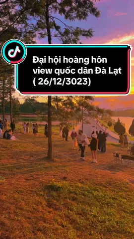 Mình gọi đây là đại hội hoàng hôn ở chiếc view hot nhất đà lạt...các bạn đã kịp ngắm hh ở đây chưa😄😄😄#tiemanhbaprangbo #dalat #chill #hoanghondalat  