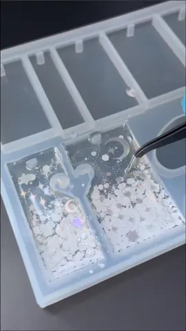 Resin keychains #epoxyresin #epoxyresine #resinkeychain #epoxi #resindiy #epoxidharzdesign #resinsnowflake #resina 