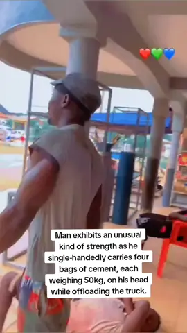 Man exhibits an unusual kind of strength as he single-handedly carries four bags of cement, each weighing 50kg, on his head while offloading the truck. #foryou #goviral #fyp #ghanatiktok🇬🇭 #nigeriantiktok🇳🇬 