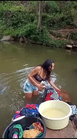 lavando as roupas no rio