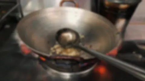 chỉ là 1 thằng làm bếp lấy tư cách gì để yêu em đây