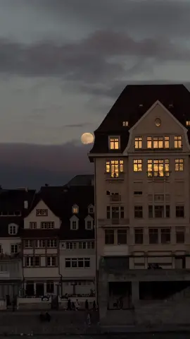 #moon #fullmoon #moonsighting #sunset #birdsflying #baselstadt #glowing #baselstadt #flying #fyp 