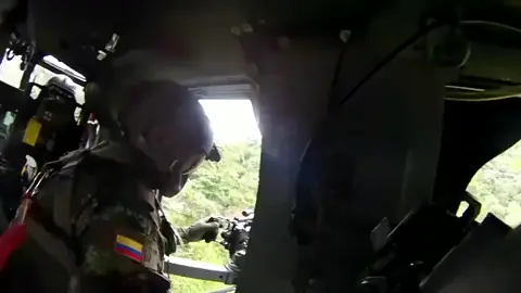 #ejercitodecolombia #asaltoaereo #uh60blackhawk🦅🦅🦅landing #gloriasobreelhorizonte #fuerzasespeciales #comandos #lancero #