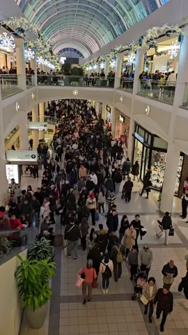 Metrotown on Boxing Day #metrotownmall #metropolis #vancouver #boxingday #holiday #fun #people 