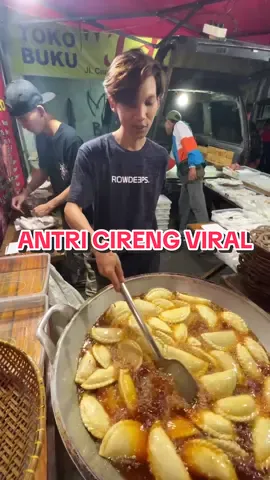 Penasaran sama cireng racing satu ini kalo lagi ke Bandung. Eh ternyata rasanya emang seenak itu gaesss . #fyp #serunyakuliner #jelajahkuliner2 #kulinerindonesia #kulinertiktok #menuviral #longervideos #kulinerbandung #cireng 