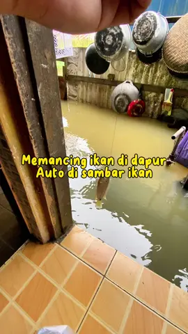 Memancing ikan di dapur, ikan nya selalu menyambar nih #minivlog #fyp #fypage #berpetualang #fypp #adayinmylife #fypシ #viral #memancing #ikan #cariikan 